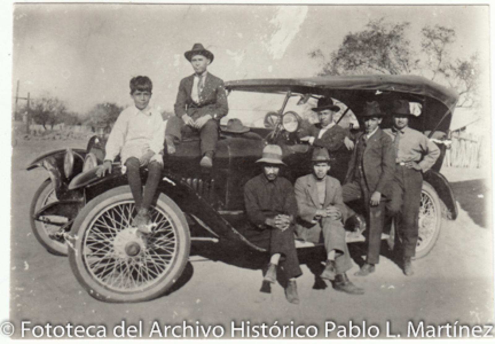 Retrato de grupo, en automóvil.