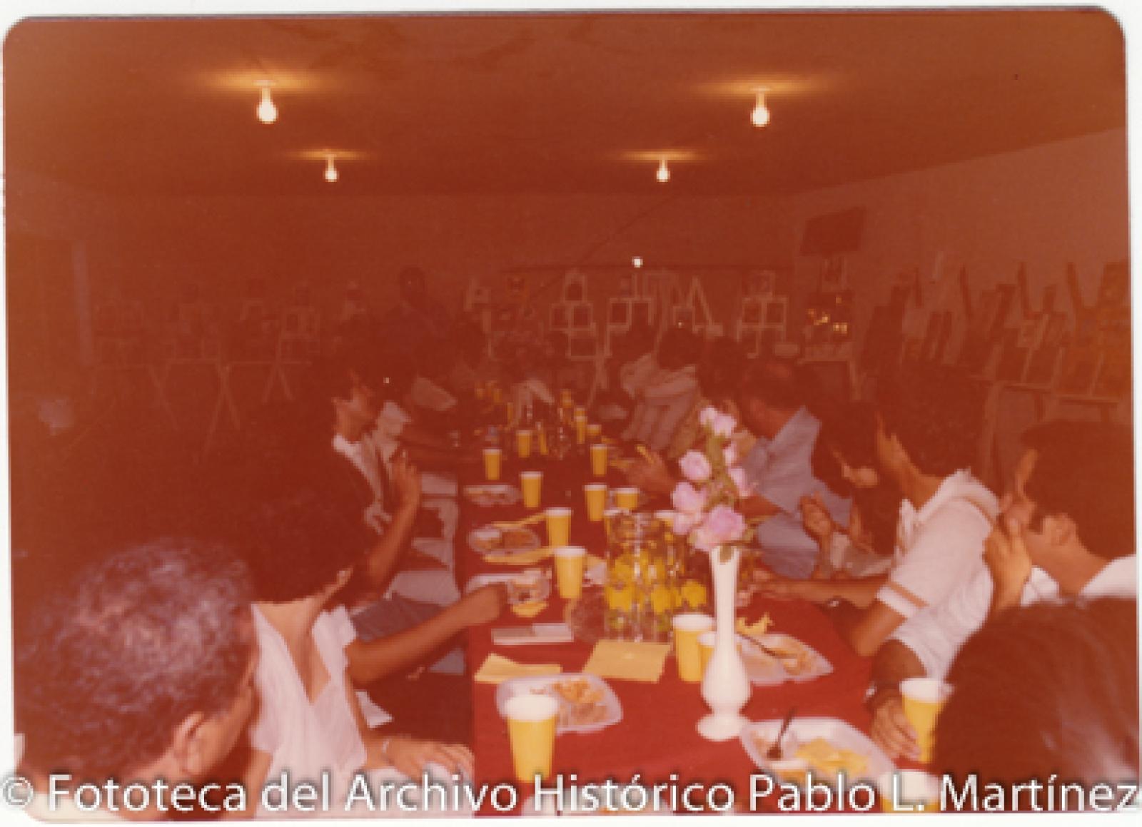 Retrato de grupo en banquete rodeado de pinturas artísticas