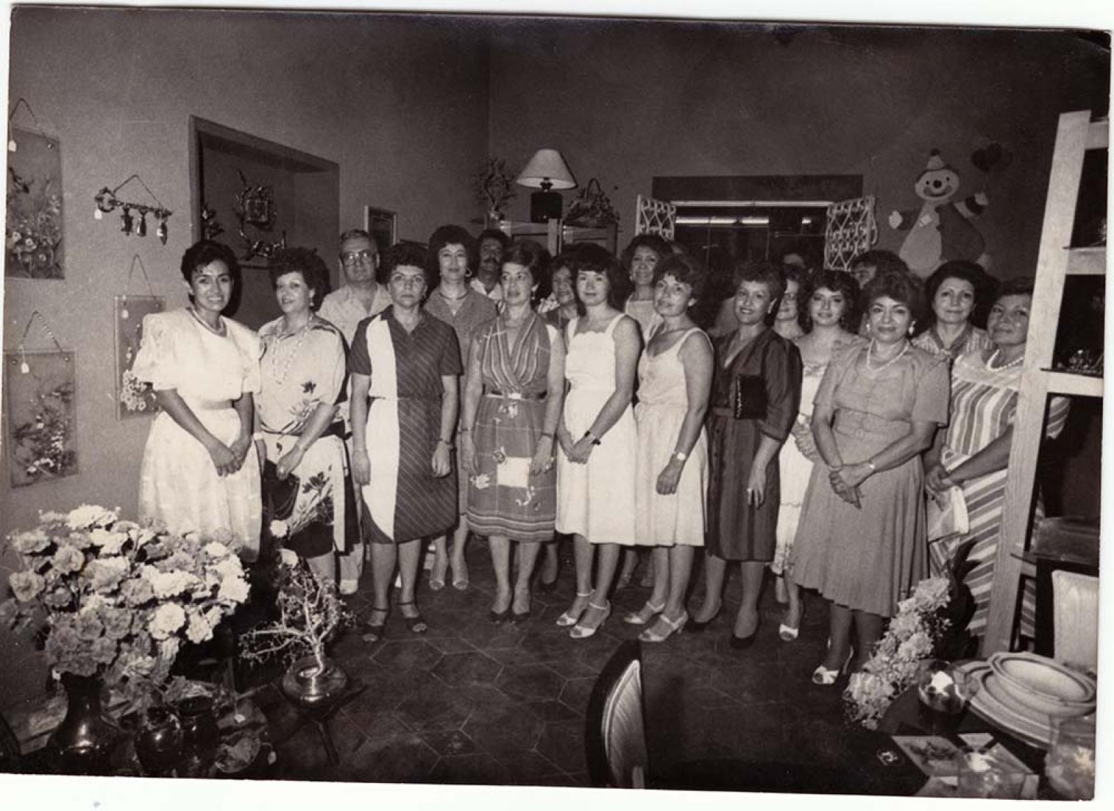 Retrato de grupo en bazar.