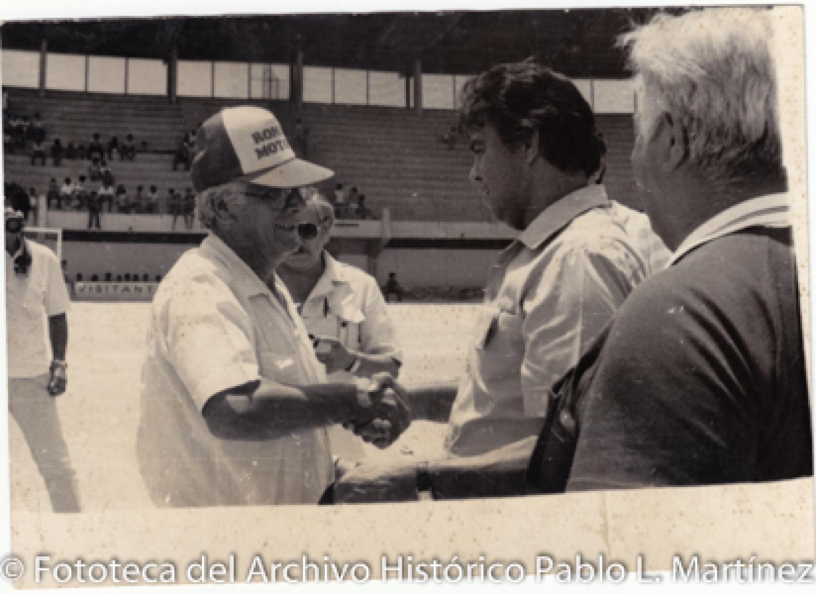 Retrato de grupo, en campo deportivo.