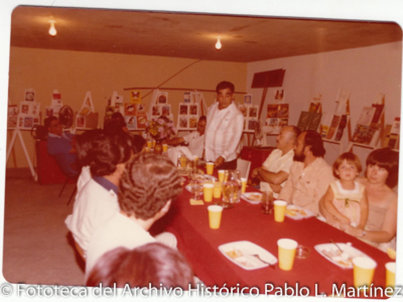 Retrato de grupo en exposición de pinturas