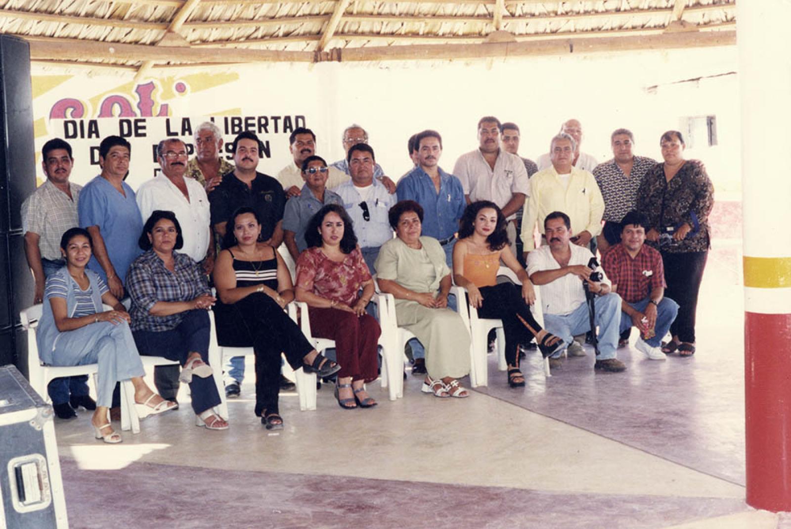 Retrato de grupo, en festejo al “Día de la libertad”.