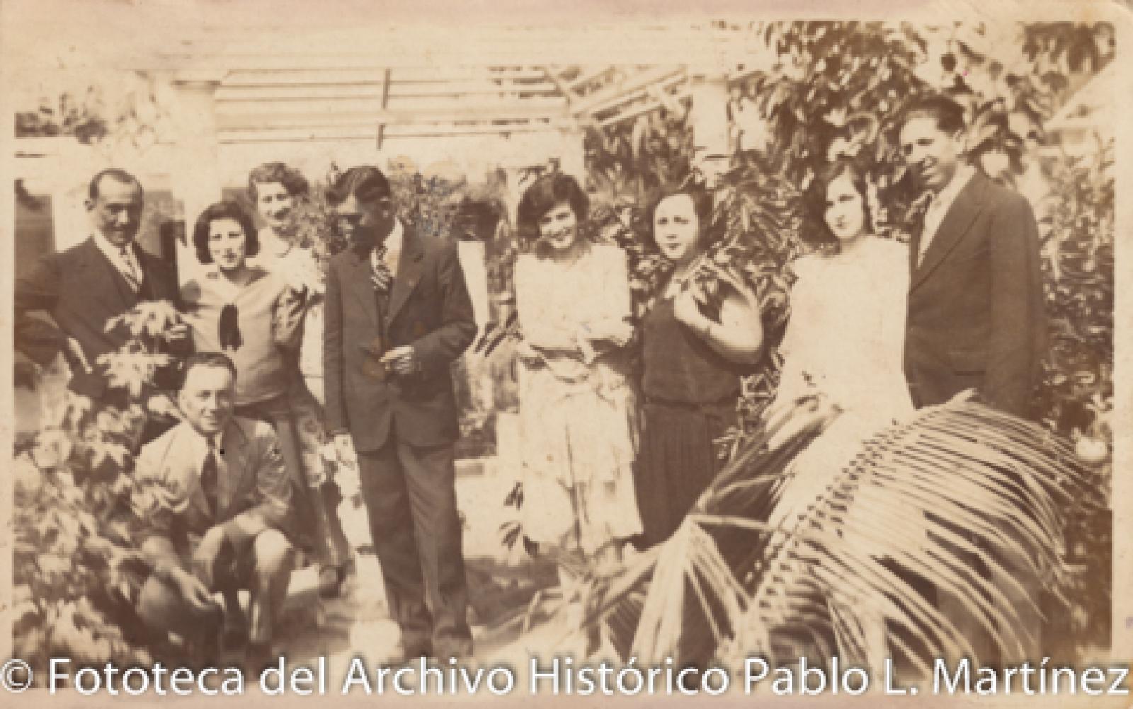 Retrato de grupo en jardín.