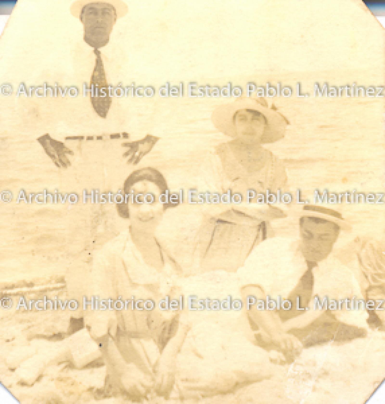 Retrato de grupo en playa.