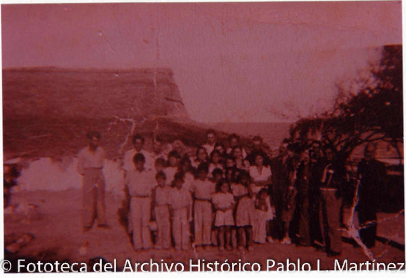 Retrato de grupo, en playa.