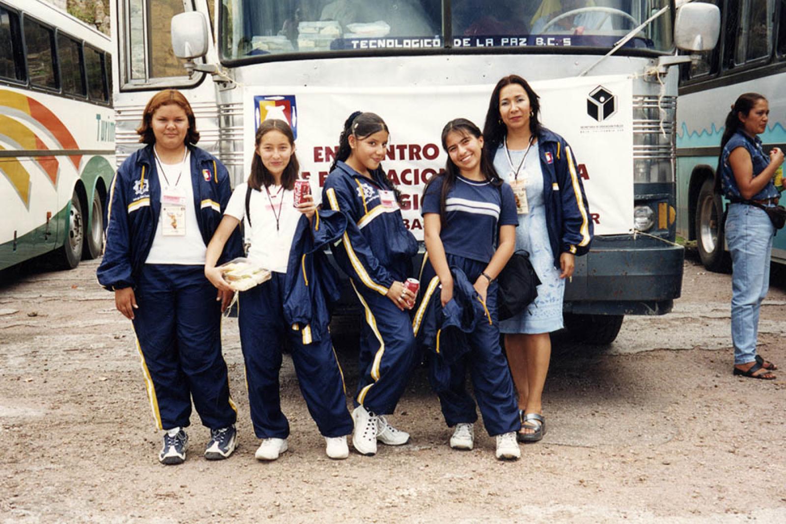 Retrato de grupo, frente a autobús.