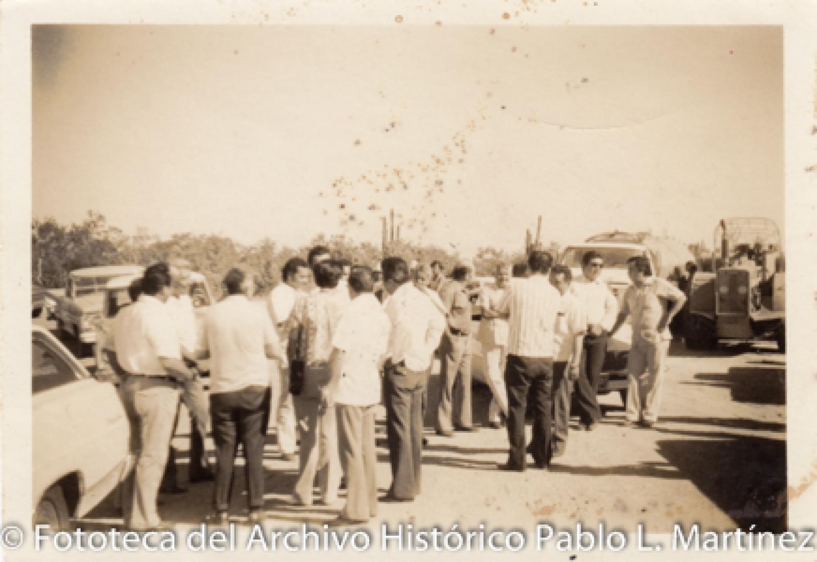 Retrato de grupo frente a automóviles