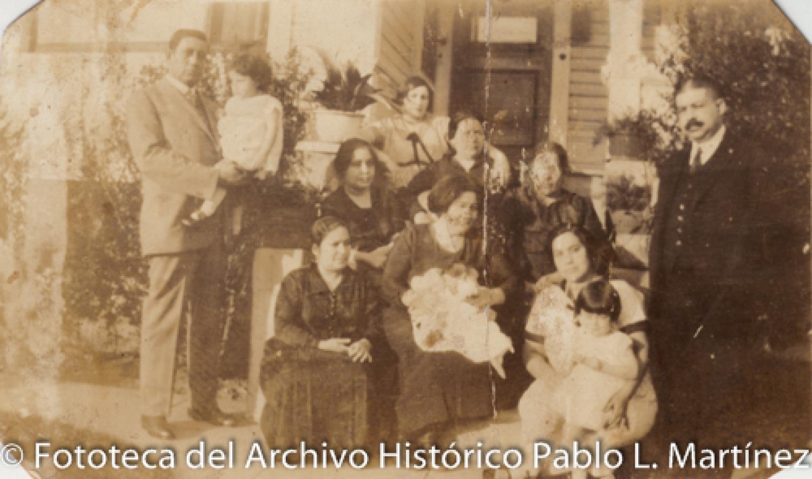 Retrato de Grupo frente a casa con jardín.