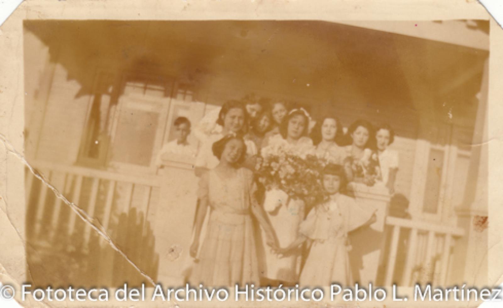 Retrato de grupo frente a casa.