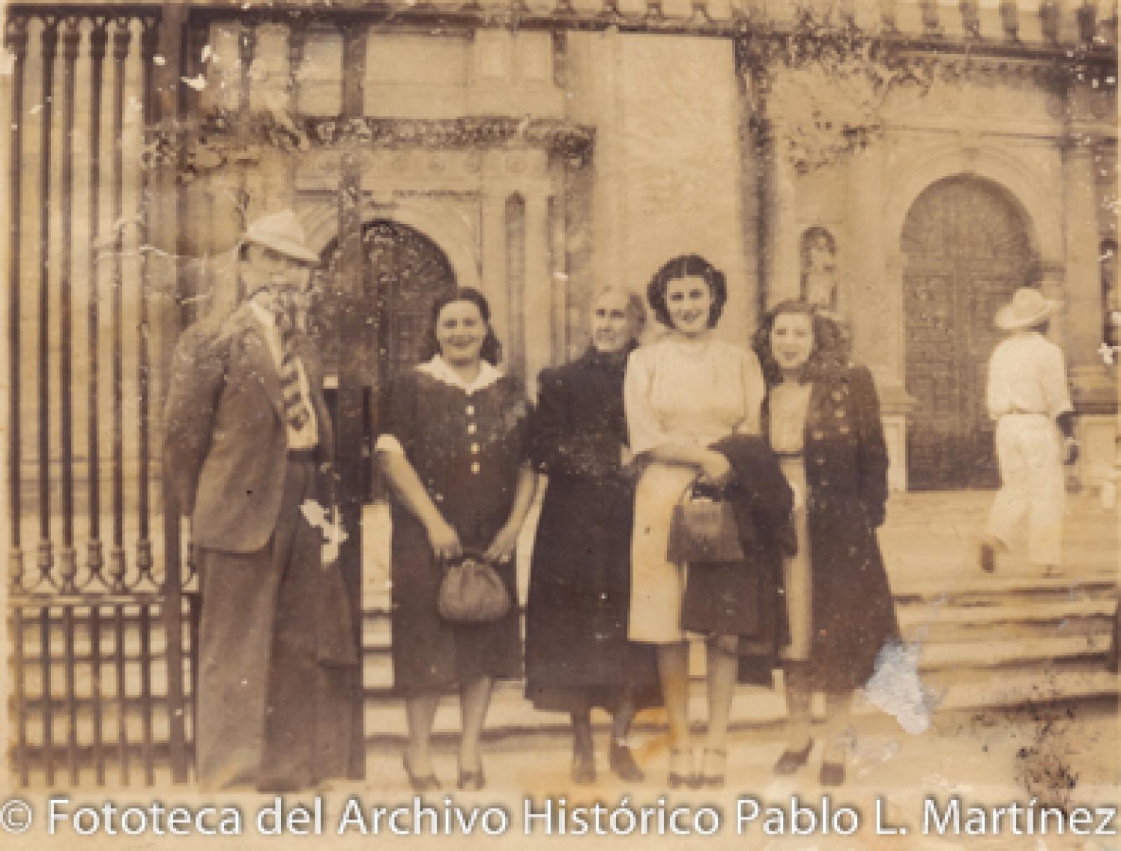 Retrato de grupo, frente a catedral.