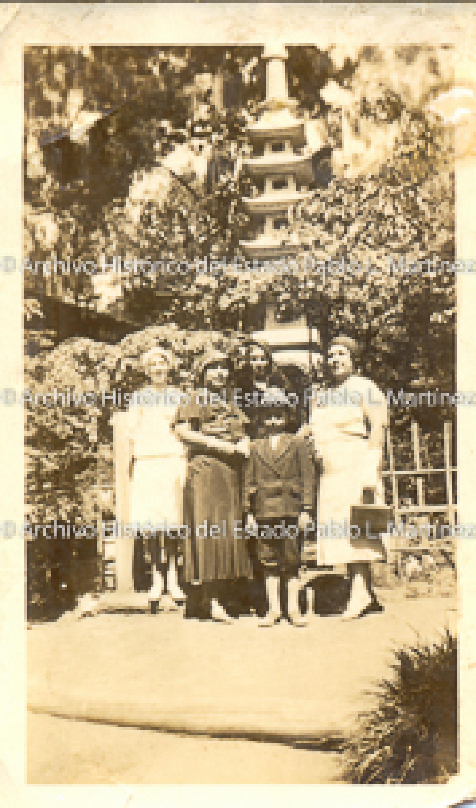 Retrato de grupo frente a jardín con arquitectura estilo oriental.