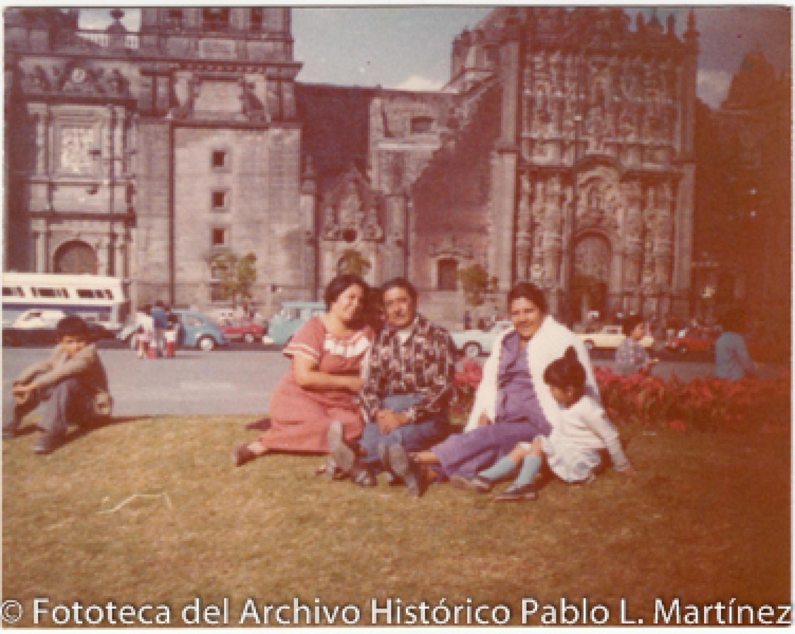 Retrato de grupo frente a la catedral de la ciudad de México