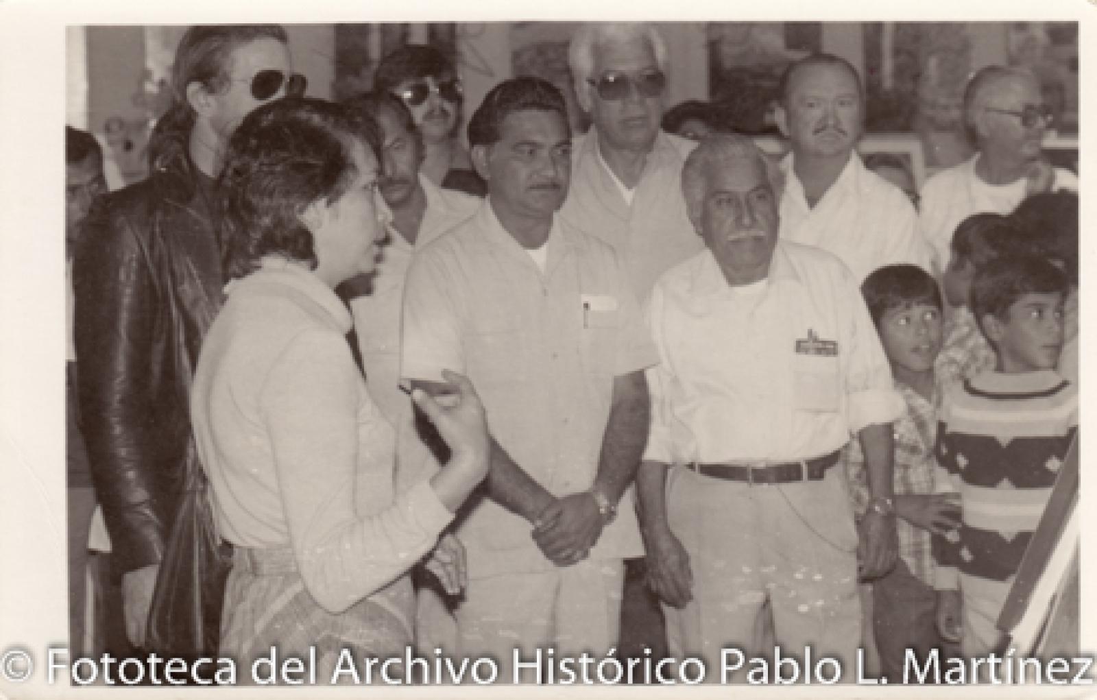 Retrato de grupo frente a obras artísticas