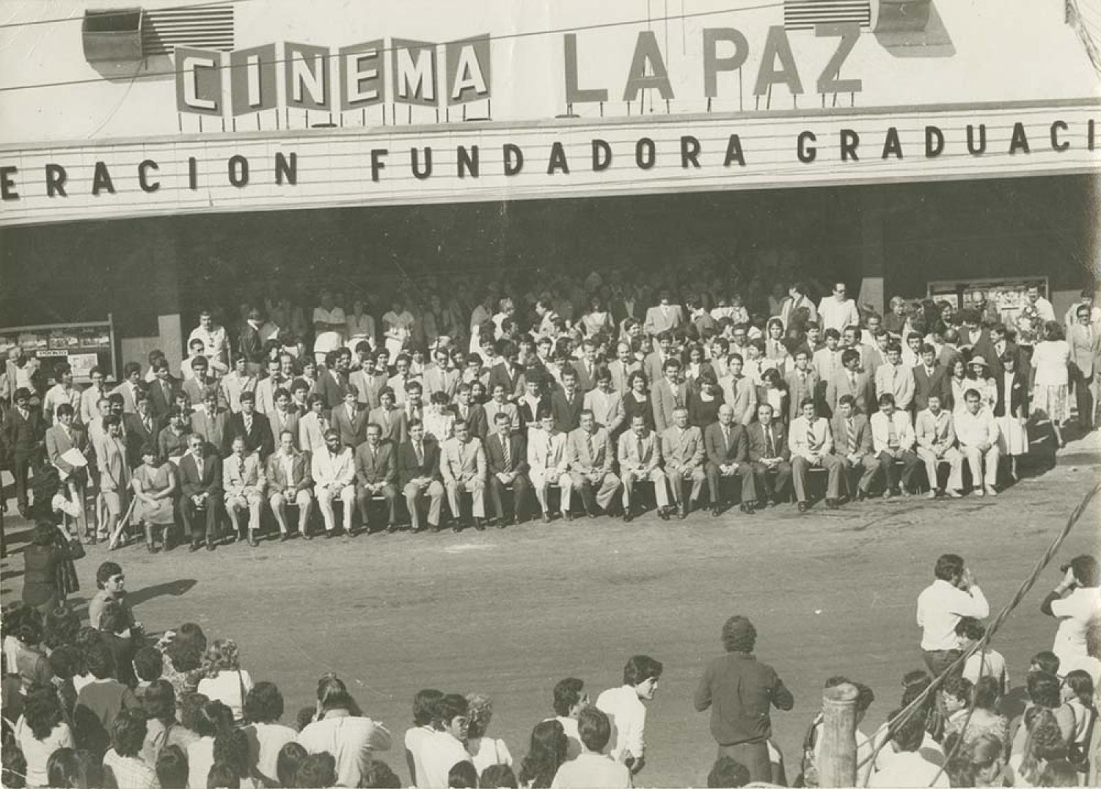 Retrato de grupo, frente al cinema La Paz.