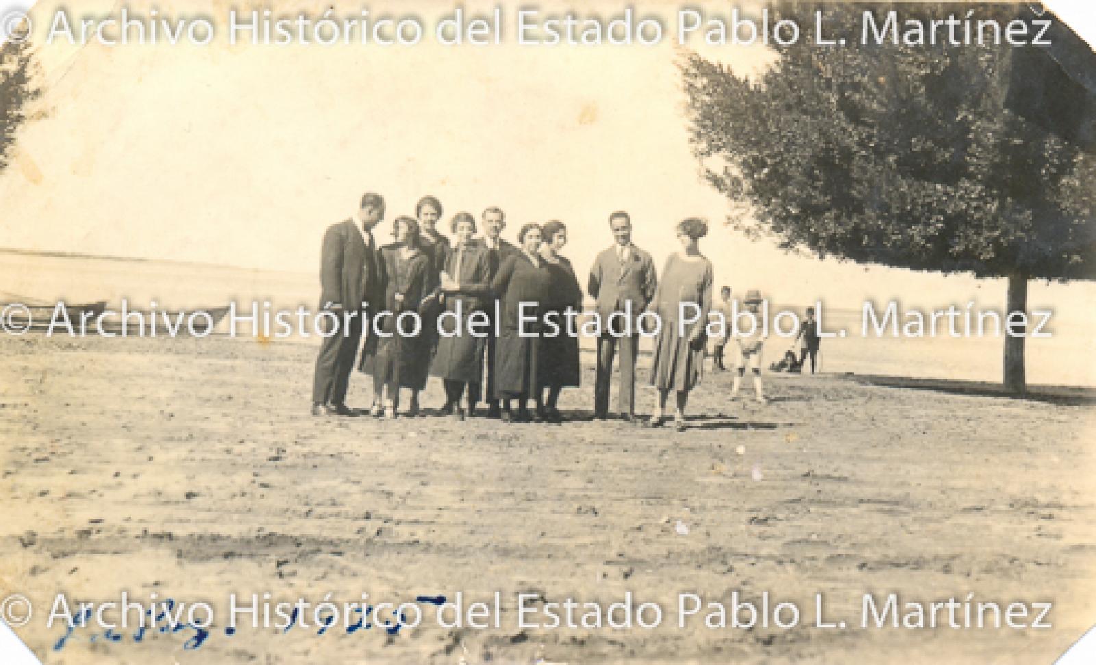 Retrato de grupo frente al mar.