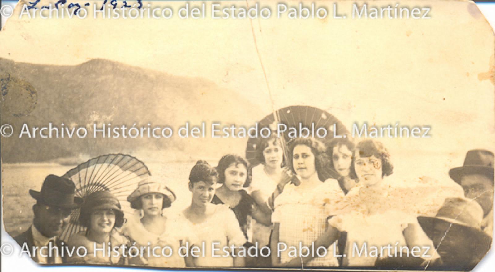 Retrato de grupo frente al mar.