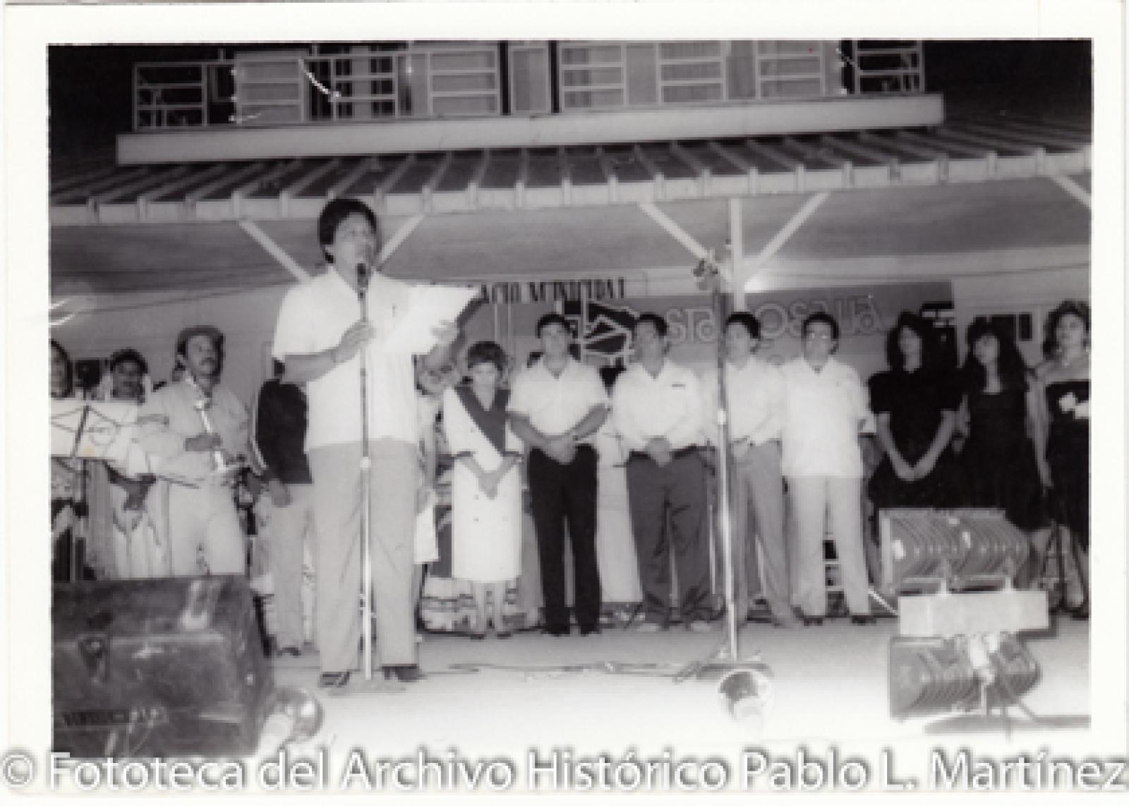 Retrato de grupo, frente al Palacio Municipal de Santa Rosalía, B. C. S.