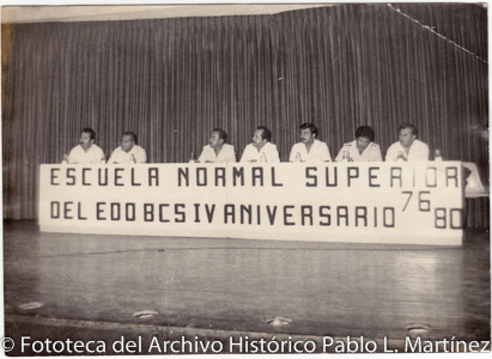 Retrato de grupo. IV Aniversario de la Escuela Normal Superior.