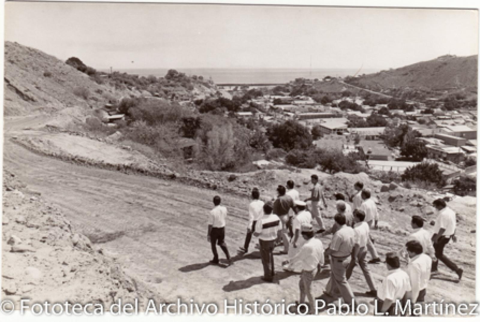 Retrato de grupo que camina por terracería.