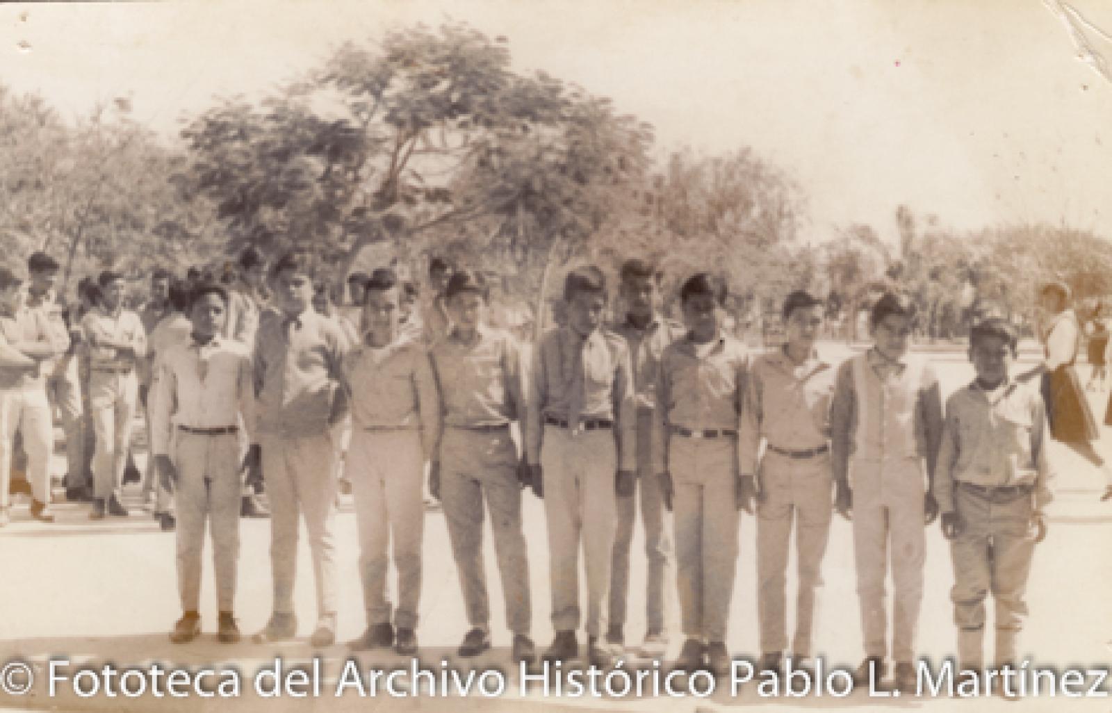 Retrato de jóvenes uniformados en parque.