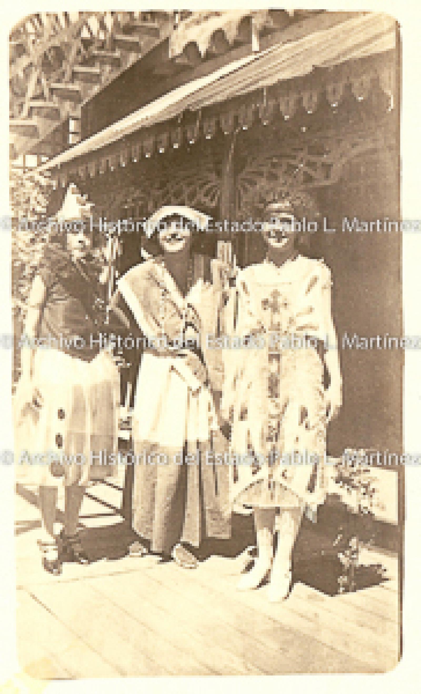 Retrato de mujeres con vestimenta tipo carnaval.