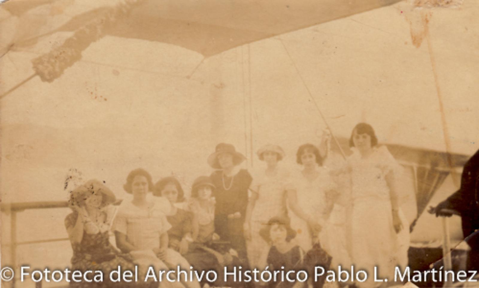 Retrato de mujeres frente al mar.
