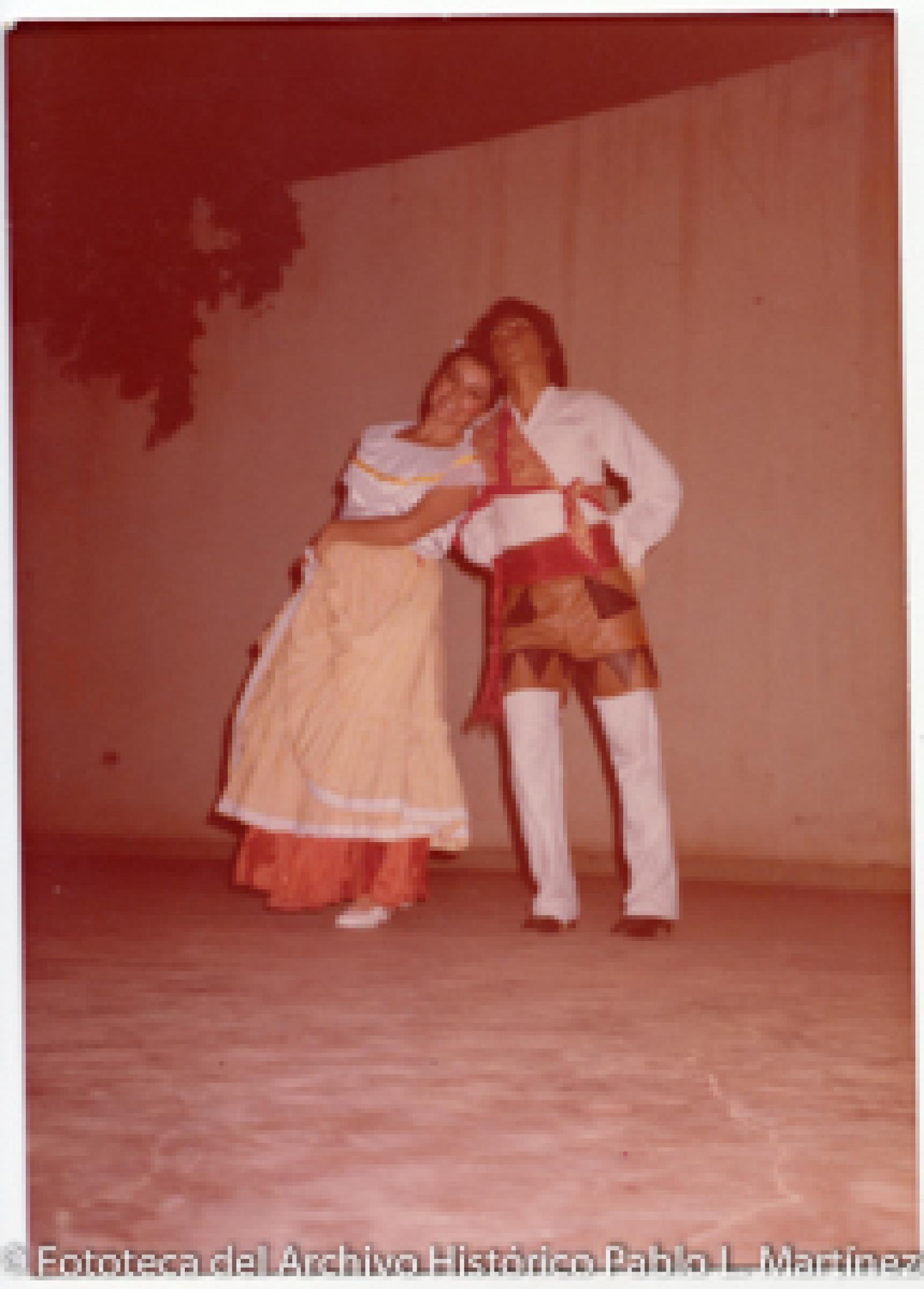 Retrato de pareja que porta vestuario típico mexicano.