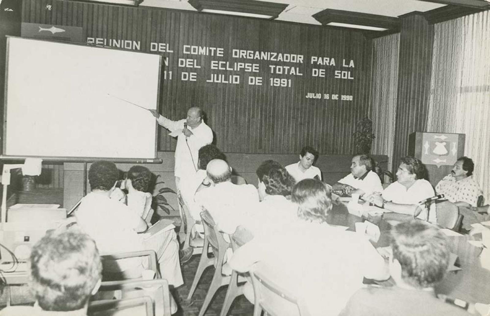 Reunión con funcionarios.