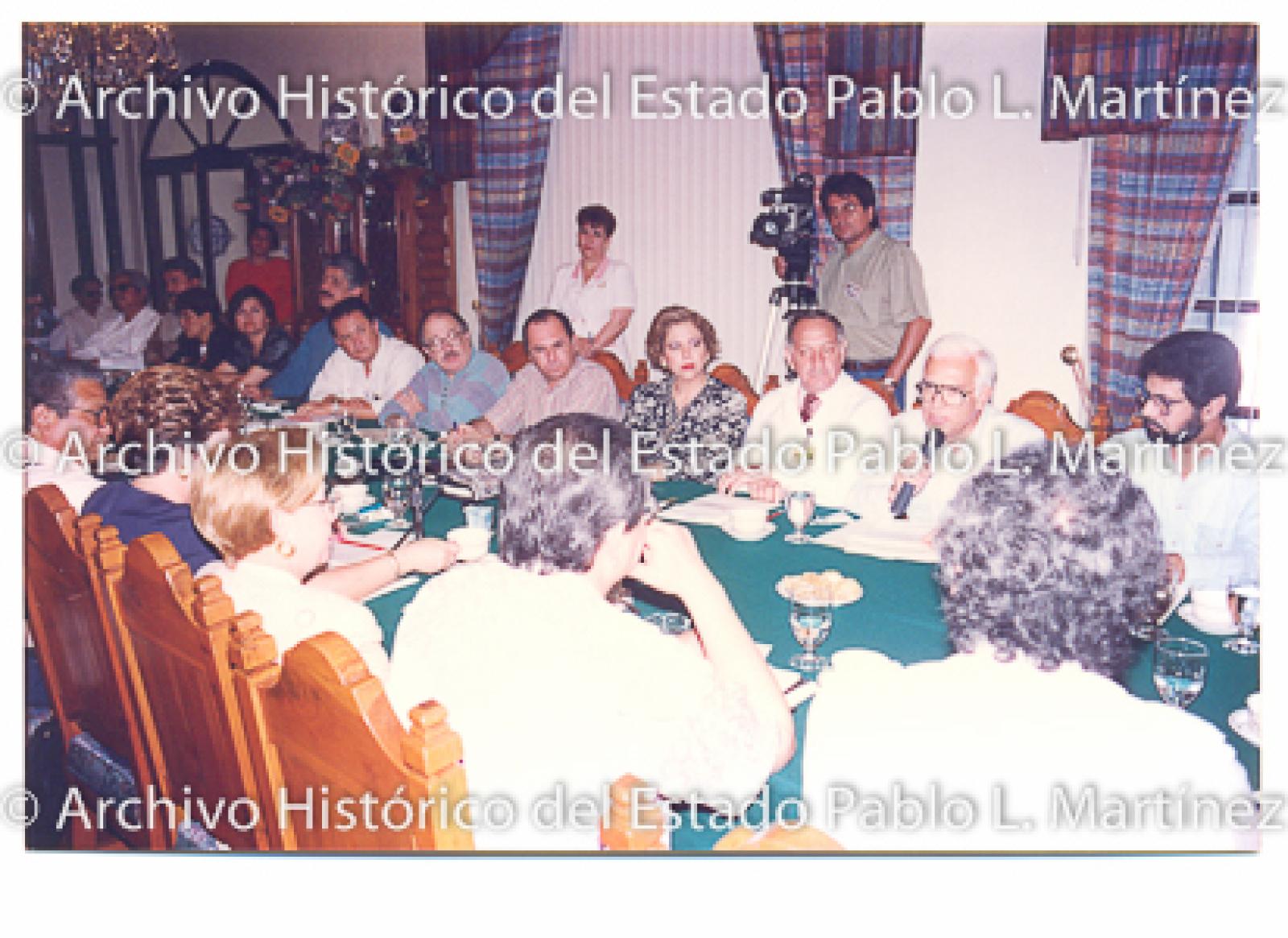 Reunión de hombres y mujeres.