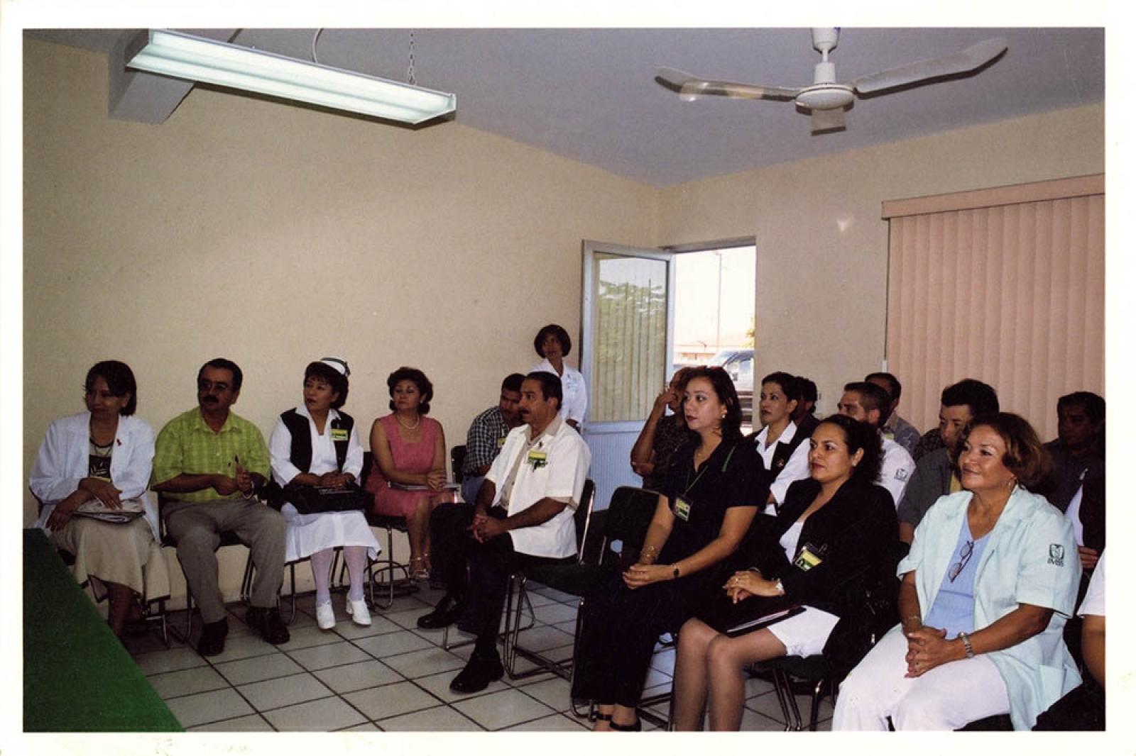 Reunión de personal del Instituto Mexicano del Seguro Social.