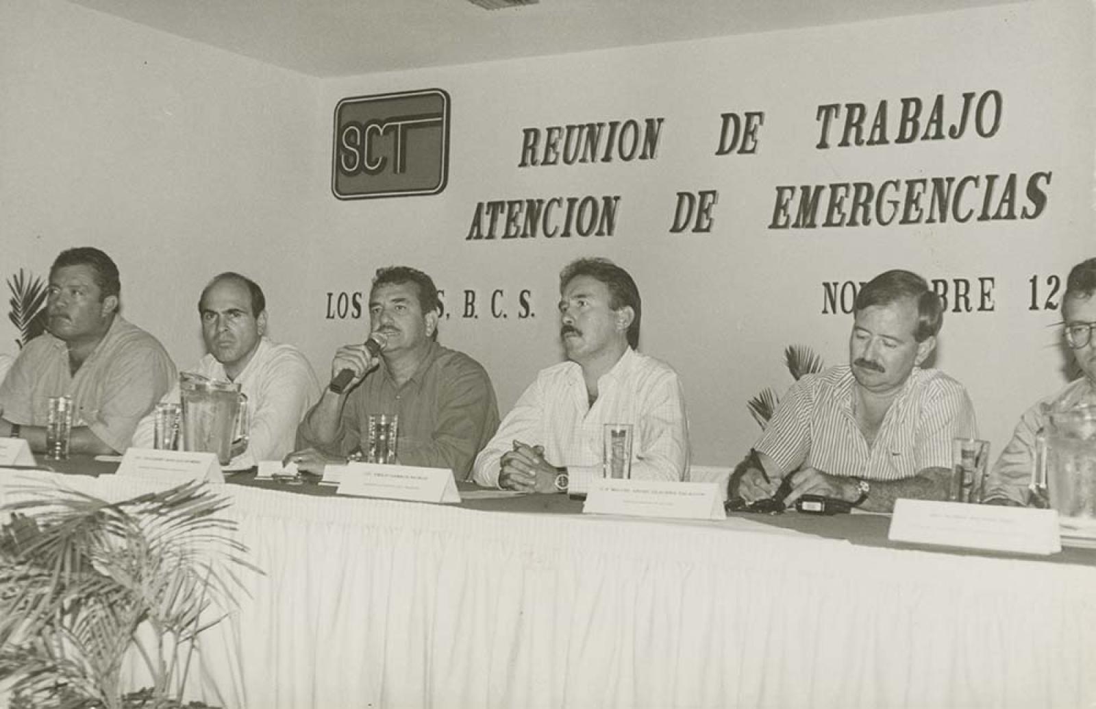 Reunión de trabajo, atención de emergencias.