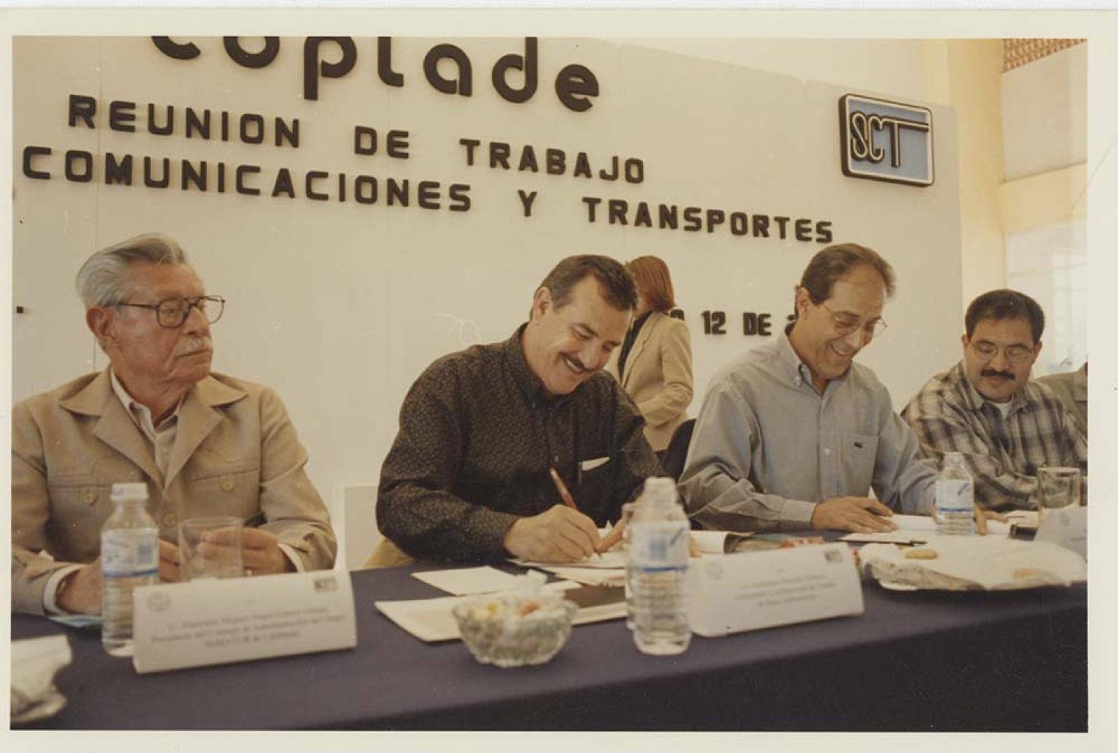 Reunión de trabajo, comunicación y transportes.