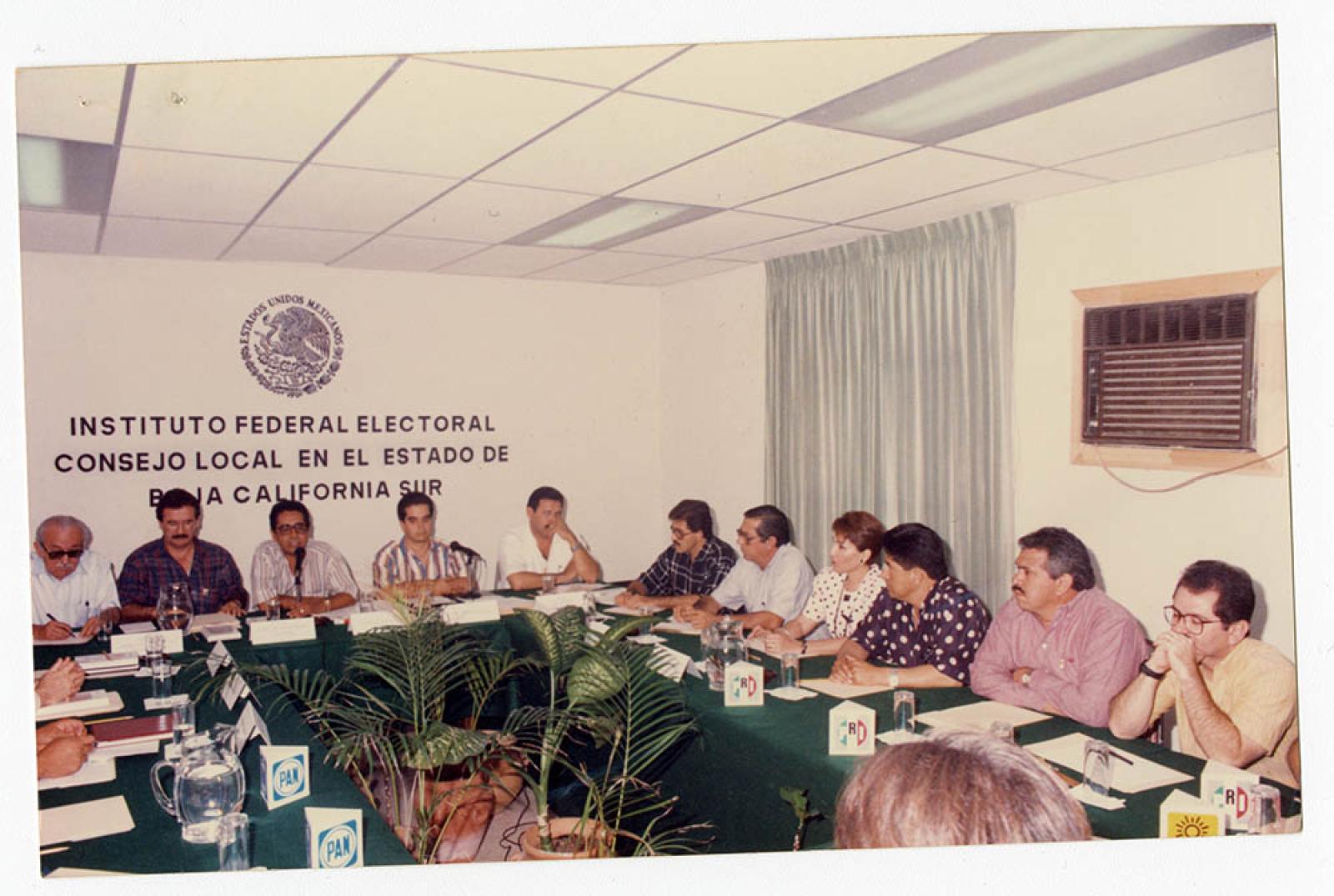 Reunión en el Instituto Federal Electoral, retrato de grupo.