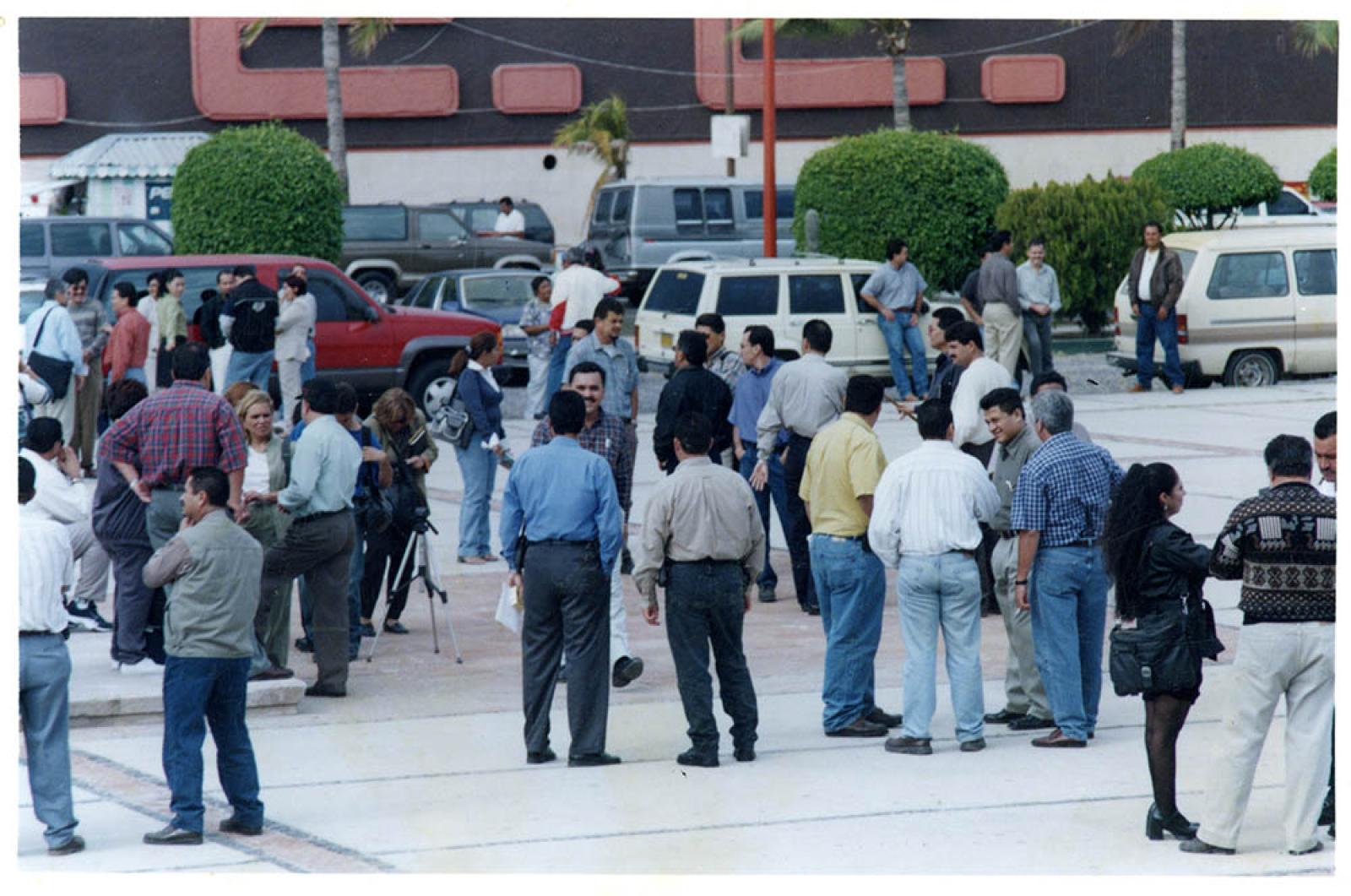Reunión en explanada del palacio de Gobierno.