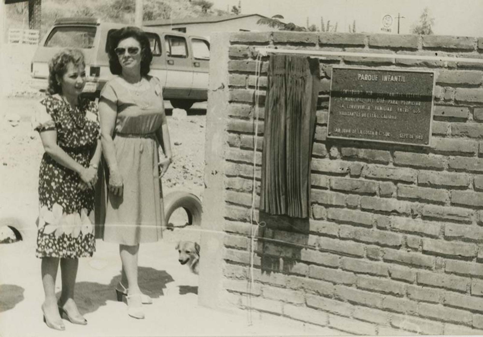 Revelación de placa inaugural de parque infantil.