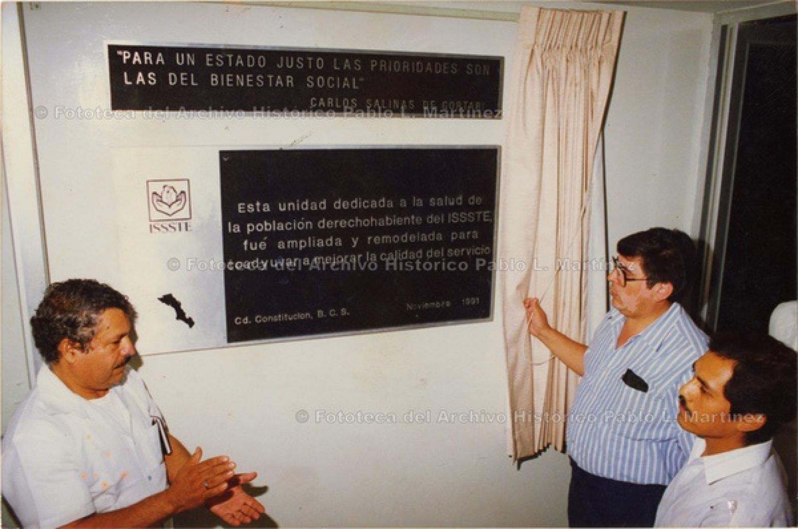 Revelación de placa inaugural del Instituto de Seguridad y Servicios Sociales de los Trabajadores del Estado (ISSSTE).