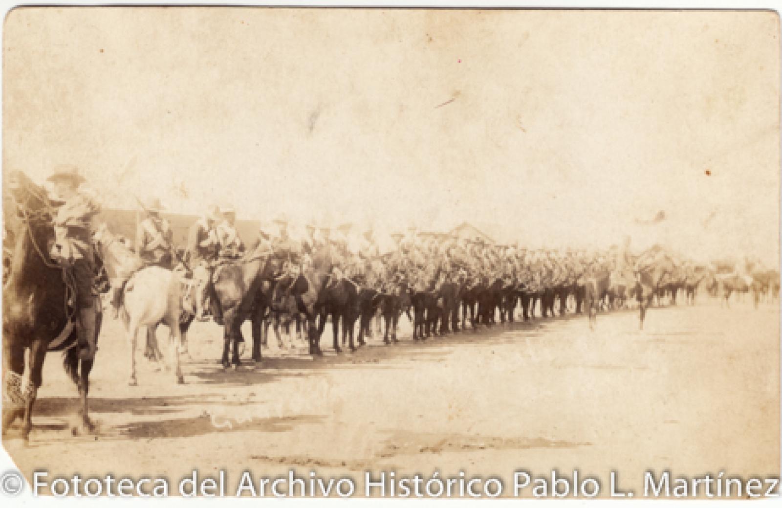 Revolucionarios a caballo, retrato de grupo.