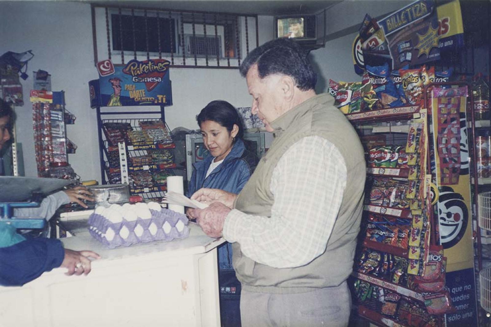 Reyes Barrón en tienda de abarrotes.