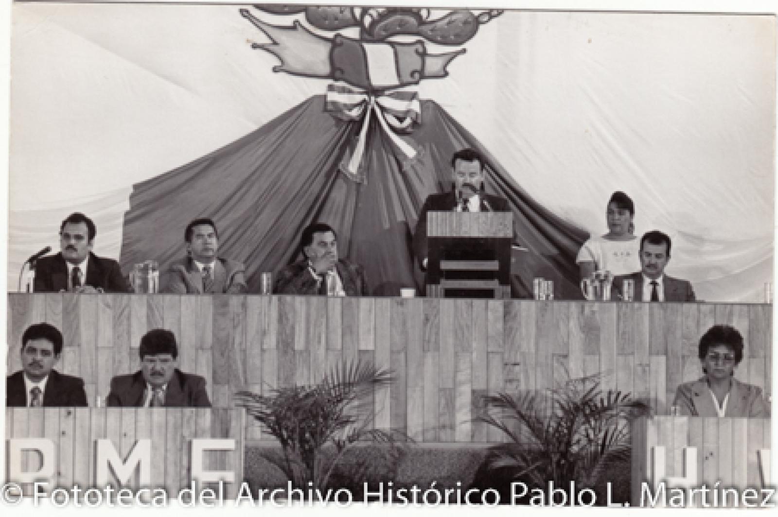 Ricardo Covarrubias en estrado, acompañado.