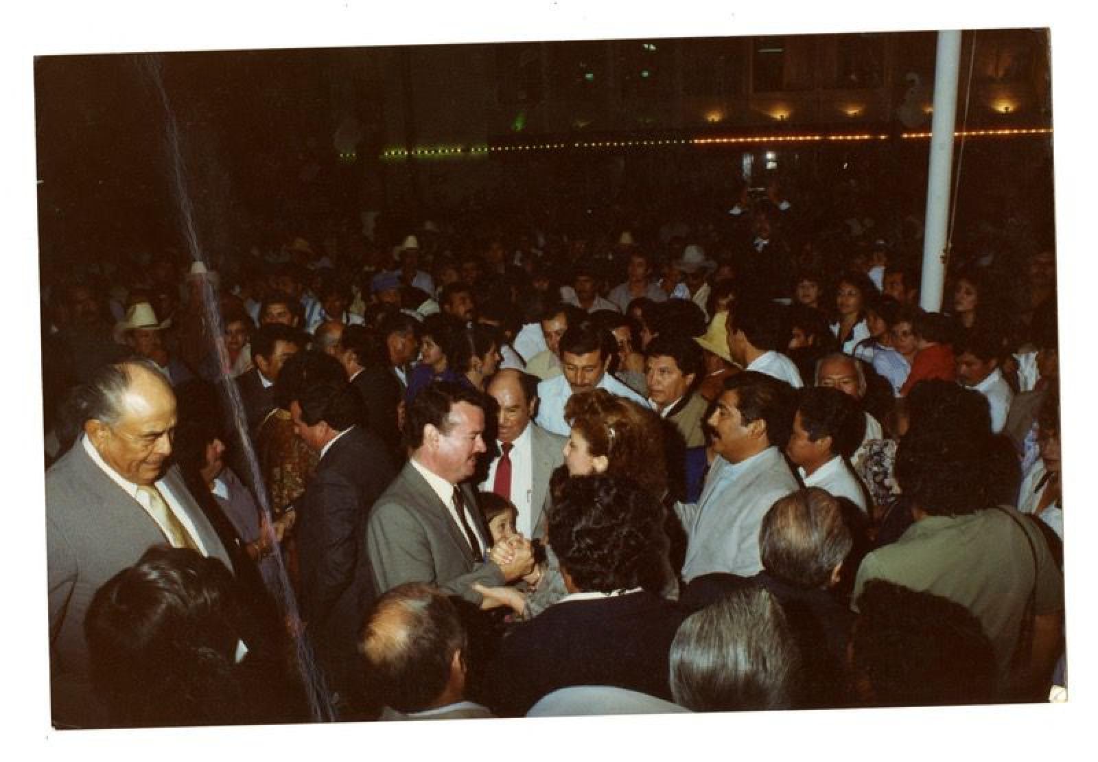 Ricardo Covarrubias Villaseñor entre multitud.