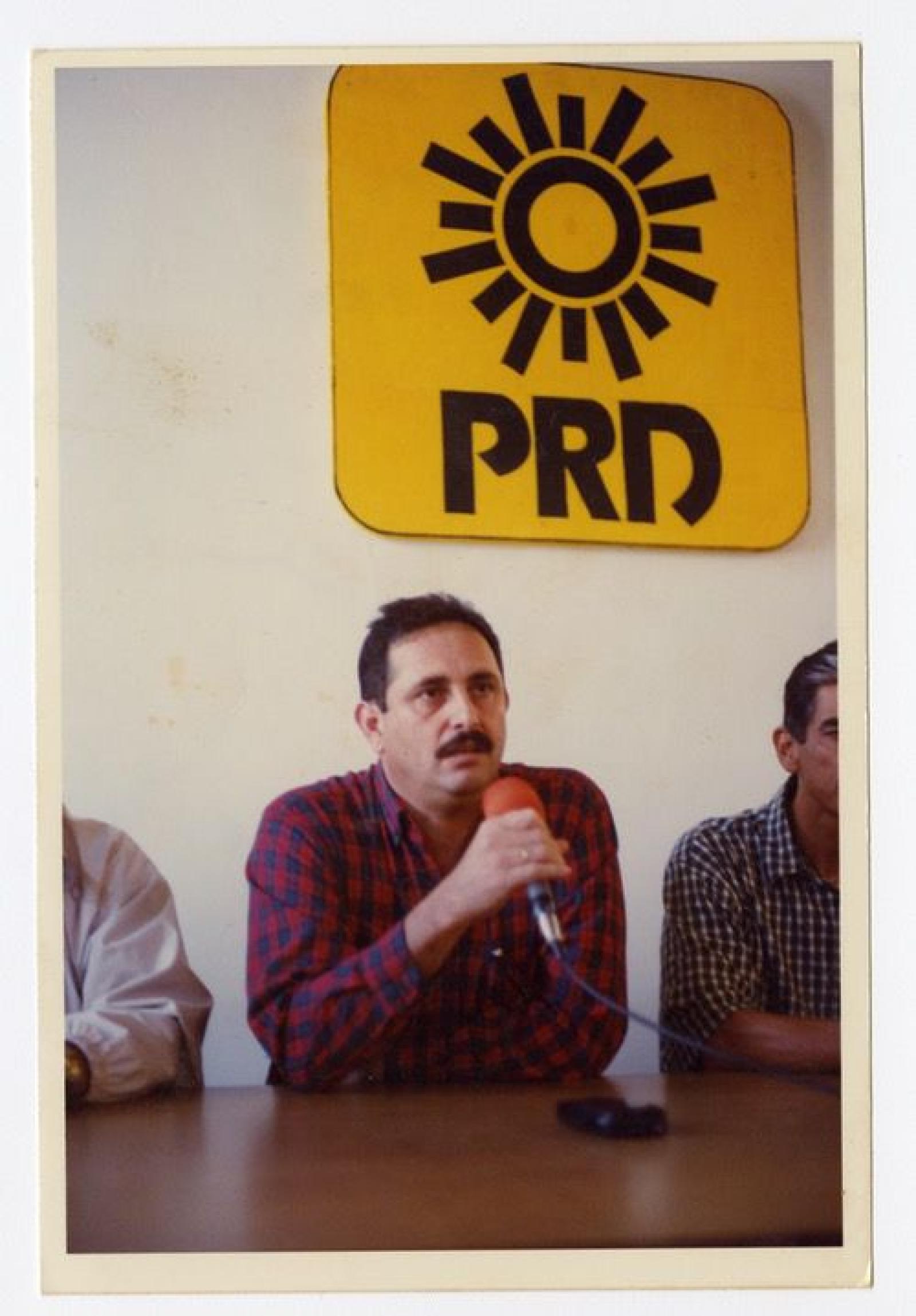 Ricardo Gerardo Higuera ofreciendo discurso.