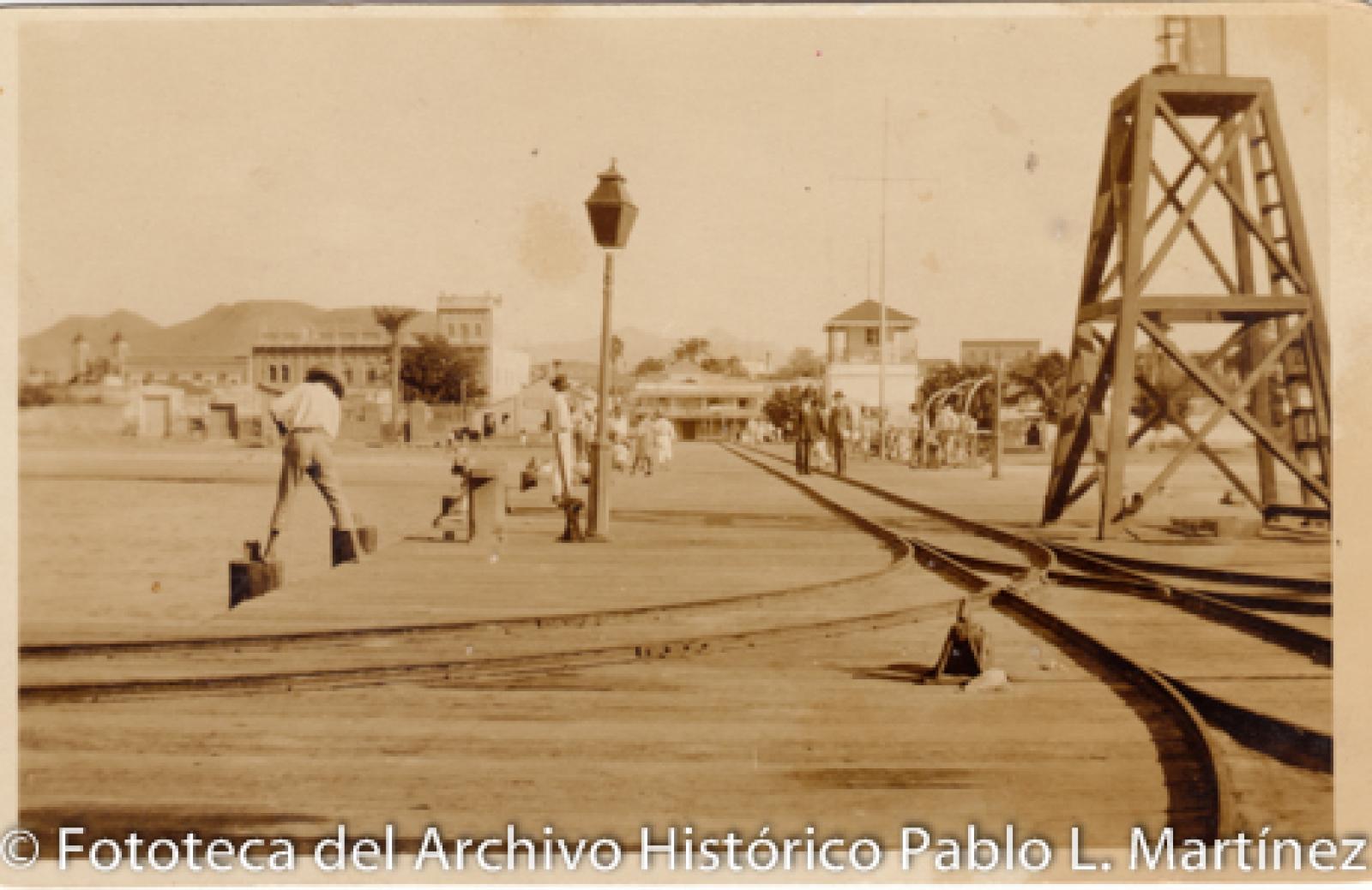 Rieles para vagones de carga en el Muelle Fiscal de La Paz, Baja California.