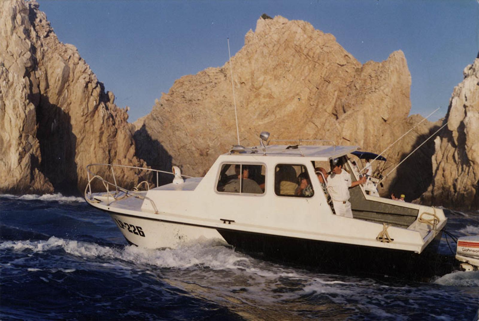 Robert J. Bisbee, Humberto Ortiz y acompañantes en lancha.