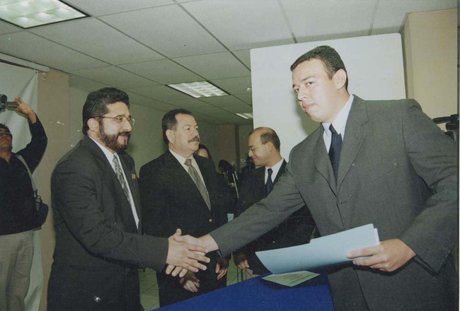 Roberto Carlos Real Peña, recibió de manos de Jorge Alberto Vale Sánchez su título profesional como Ingeniero en Desarrollo Computacional.