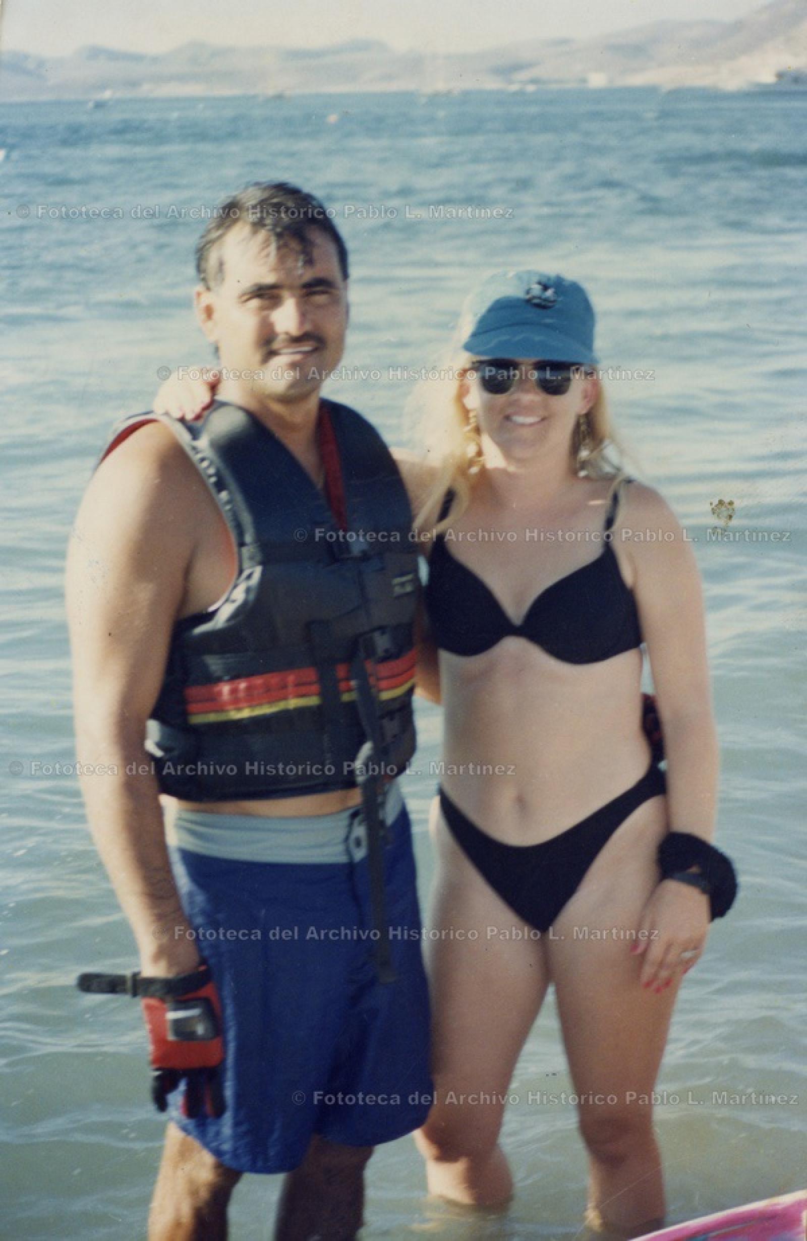 “Roberto Rous Cota y su esposa Shand”, en la playa.