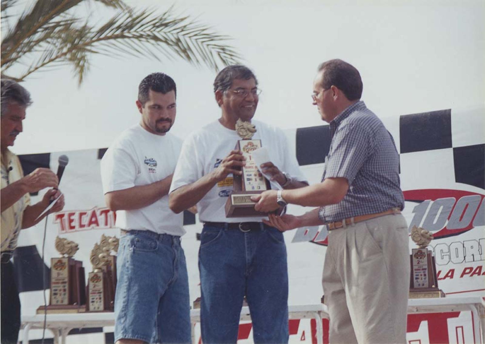 Rodimiro Amaya recibe trofeo.