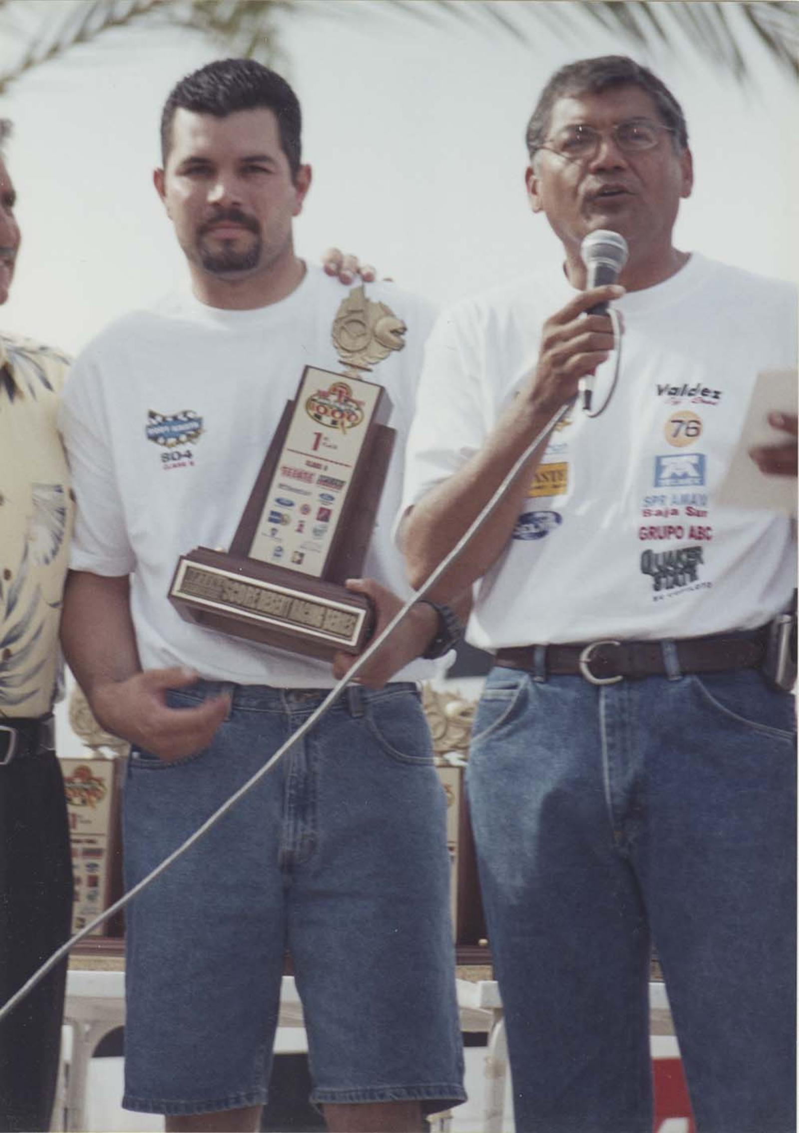 Rodimiro Téllez, con ganadores de Baja 1000.