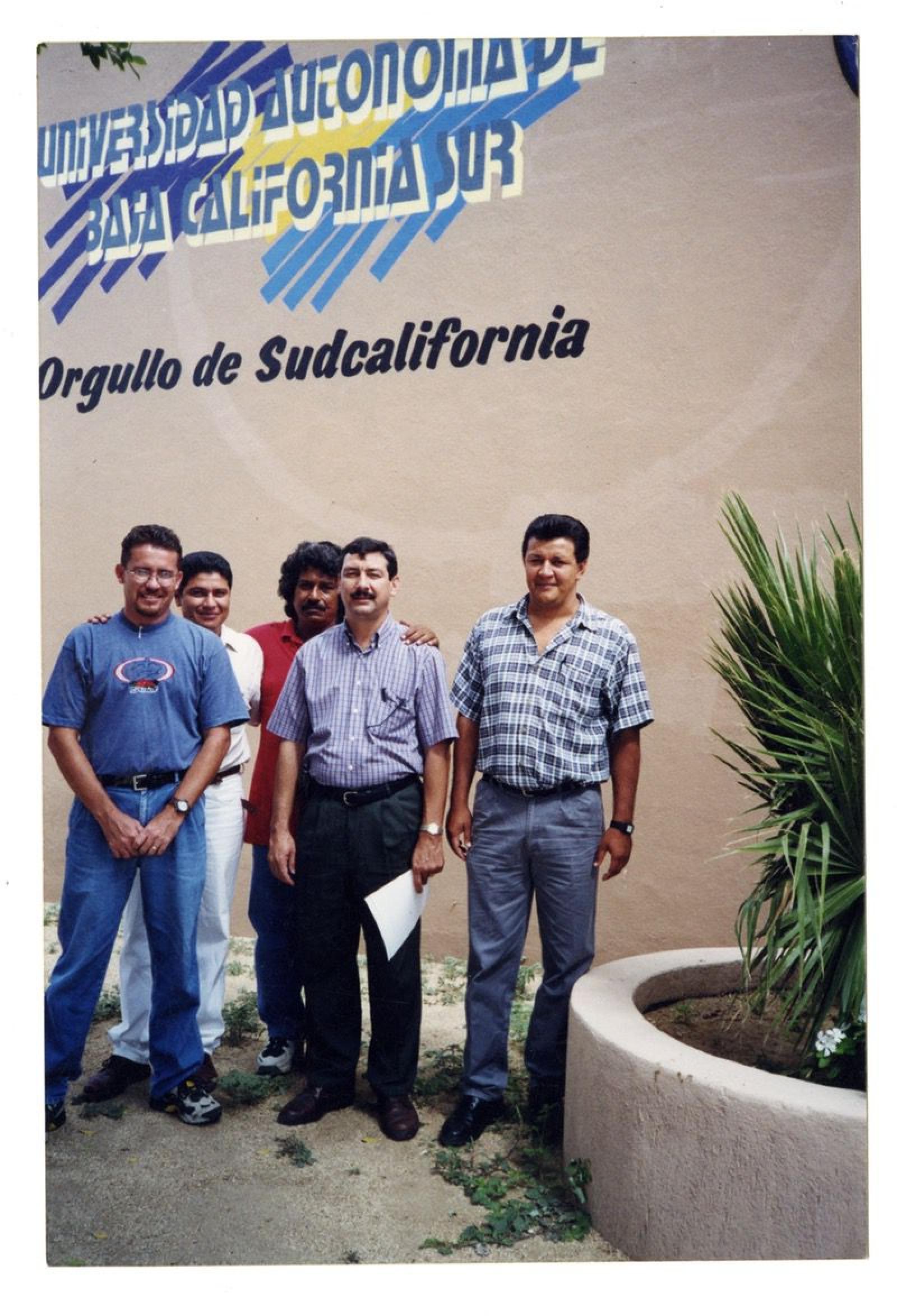 Rodrigo Serrano Castro y acompañantes en la Universidad Autónoma de Baja California Sur.