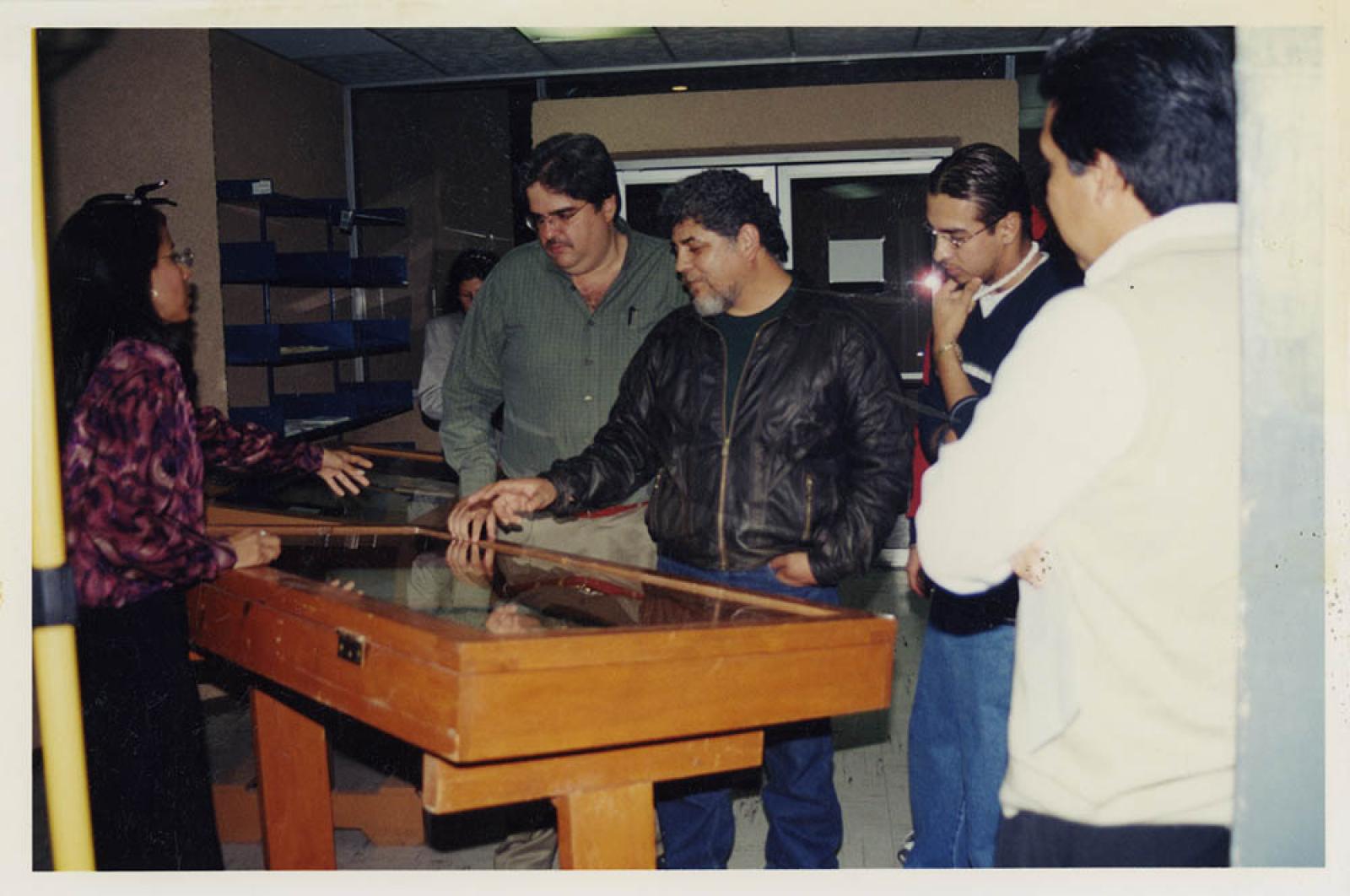 Rogelio Lara explicando sobre el material expuesto en el Archivo Histórico Pablo L. Martínez.