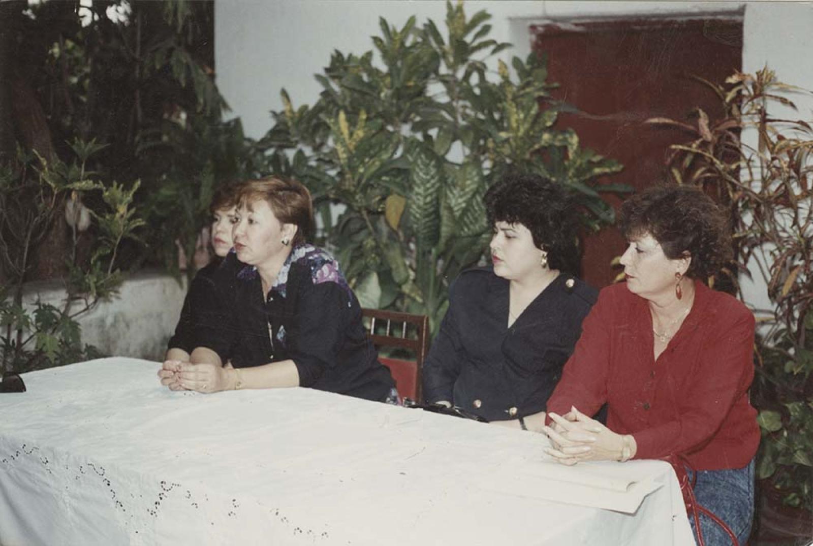 Rosa Delia Cota Montaño y Esthela Ponce Beltrán, en mesa de ponentes.